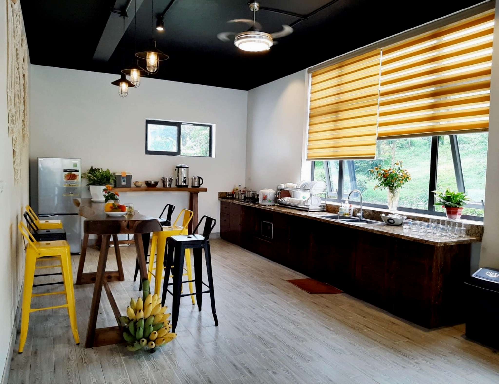 Phòng bếp villa mùa hè tại Tula Hardin Homestay Hòa Bình